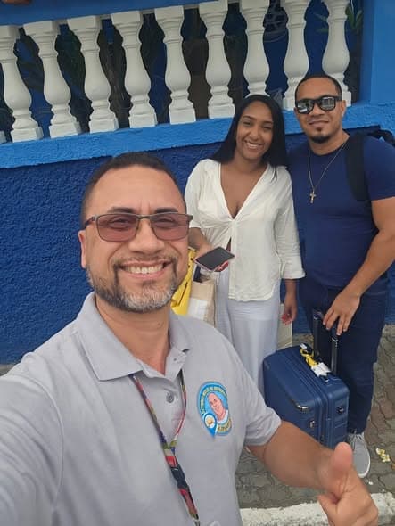 Equipe da Transfer By Elton Toretto com passageiros atendidos